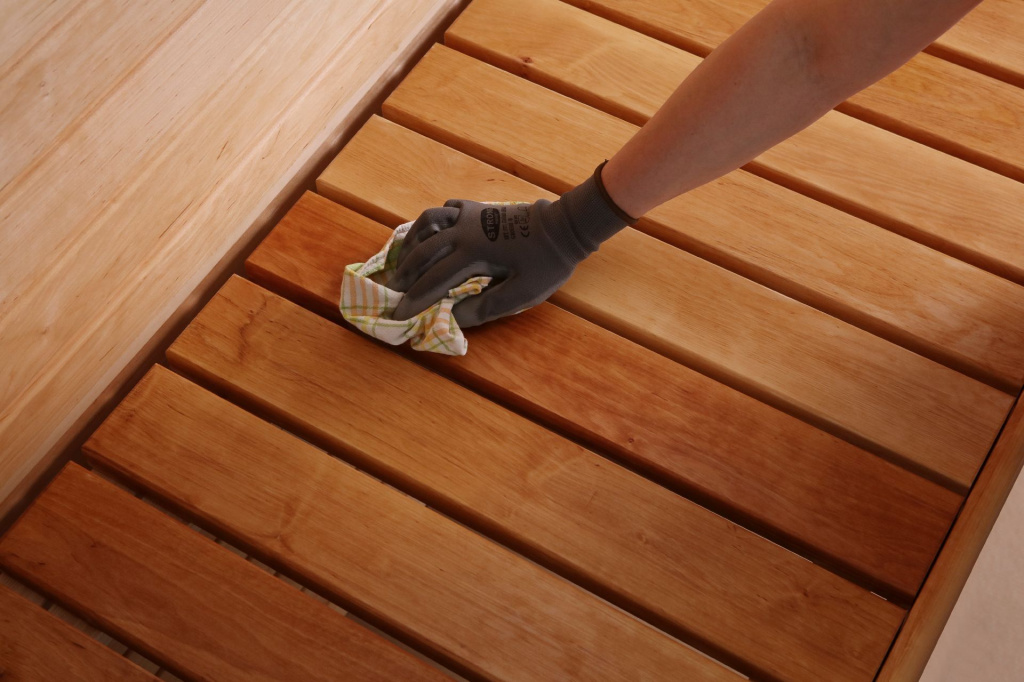 tikkurila_home_sauna_benches_oiling5.jpg